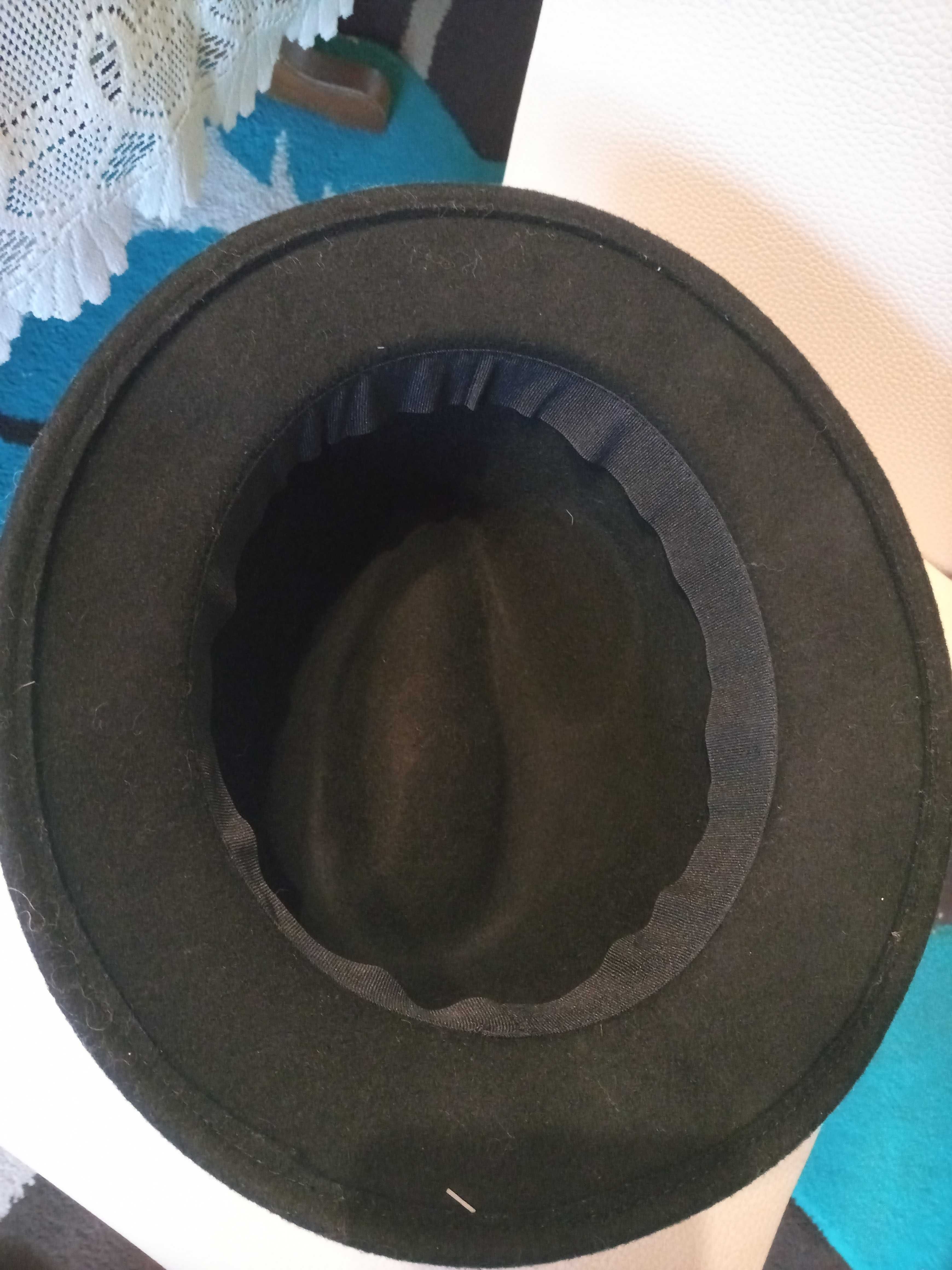 Czarny kapelusz z piorem 55cm