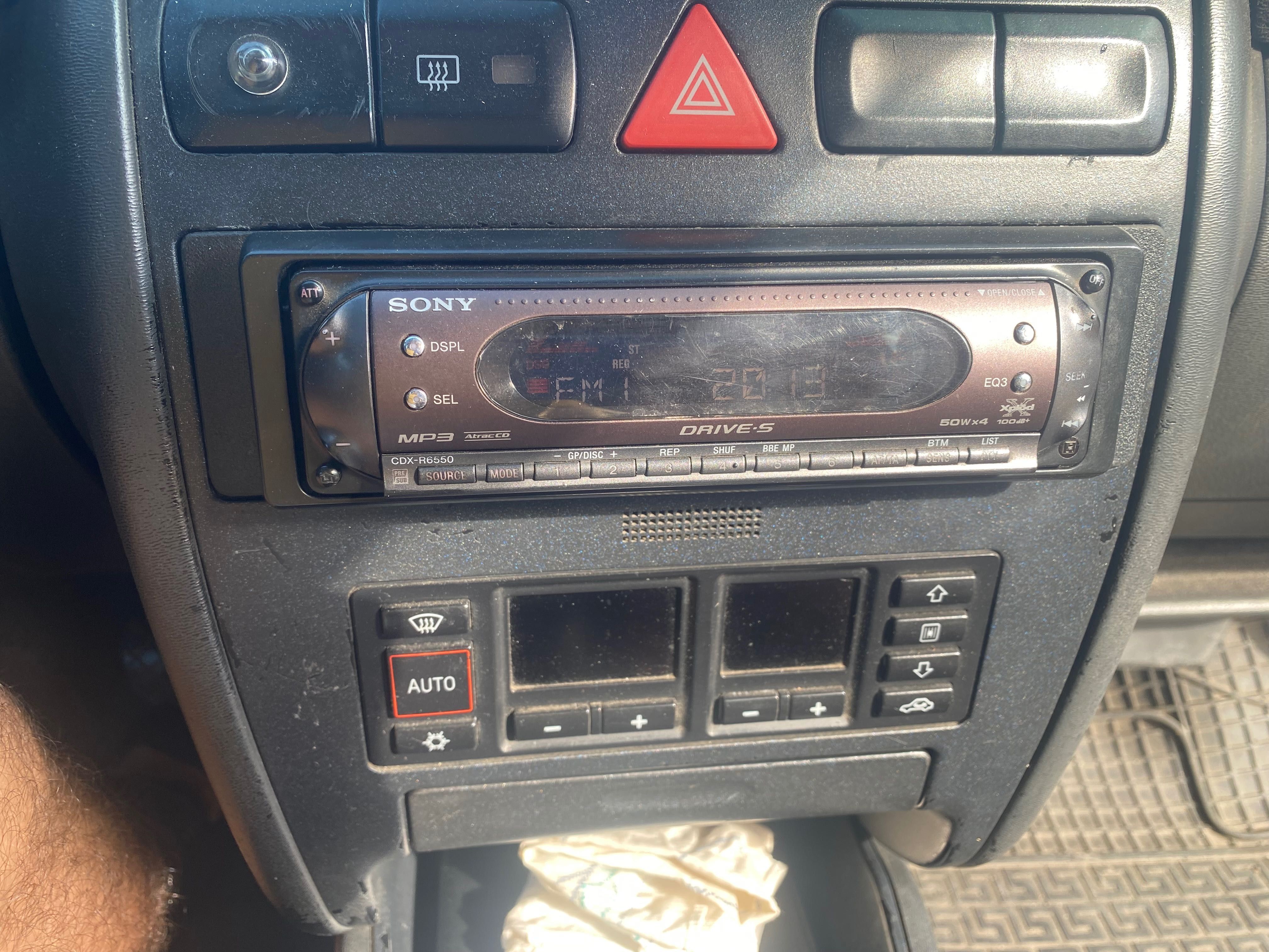 Продається Магнітола соні cdx r6550