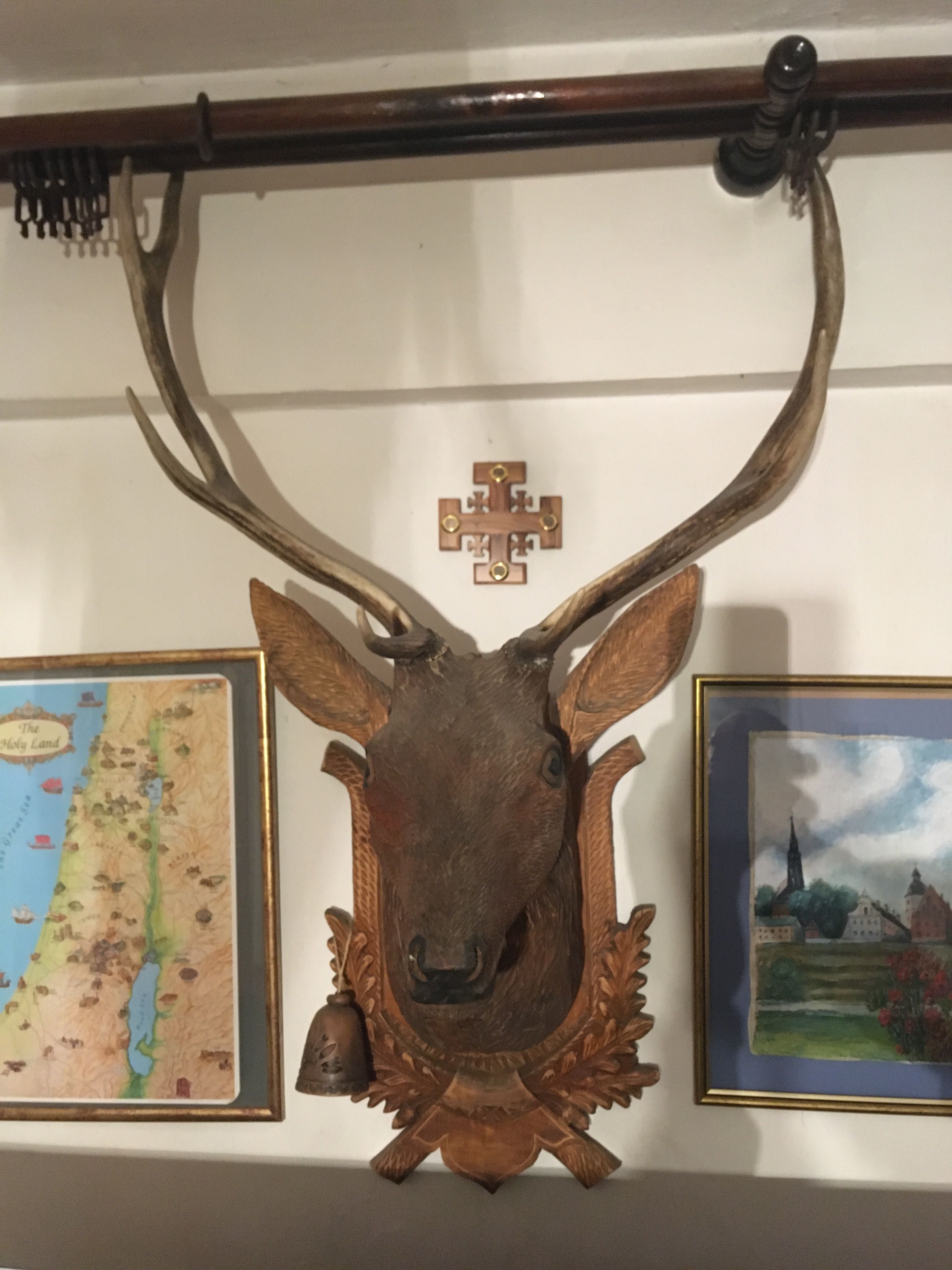 Rzeźbiona głowa jelenia, naturalne poroże