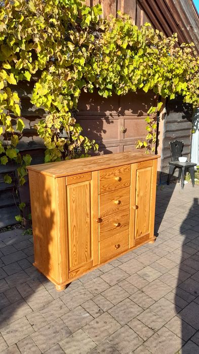 Komoda z litego drewna sosnowego – solidna, naturalna i pojemna