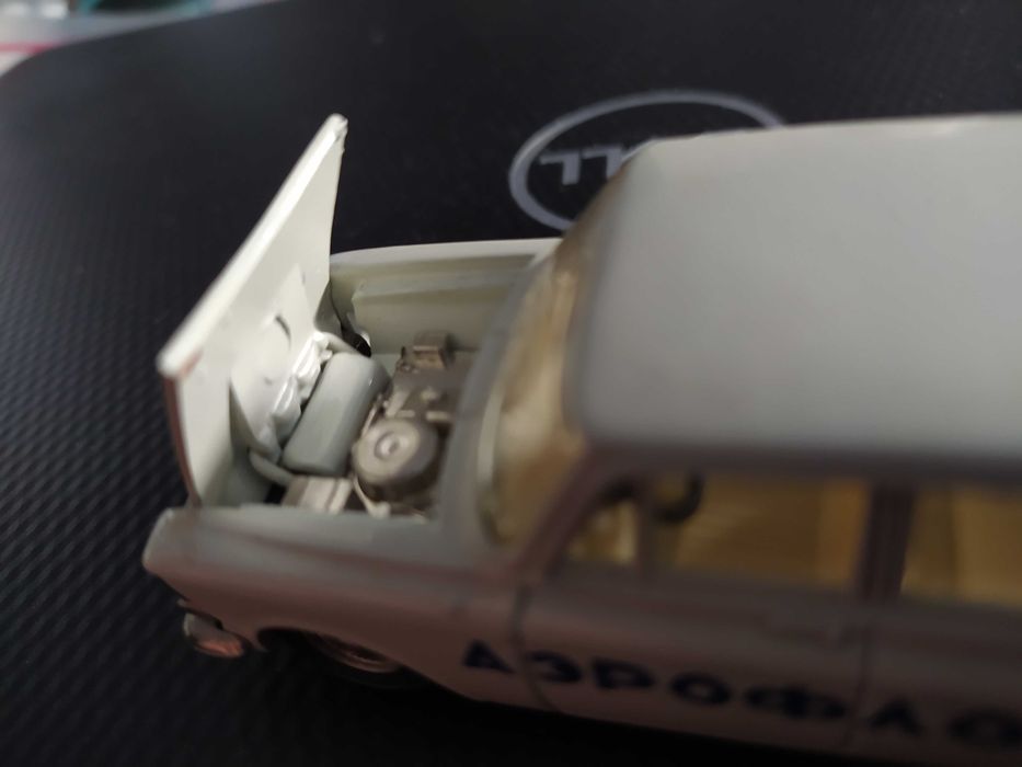 Продам модель машинки 1:43  70-х годов москвич 427, 403