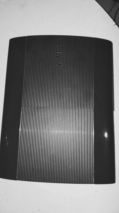 Vendo playstation 3 mais jogos e comandos em bom estado