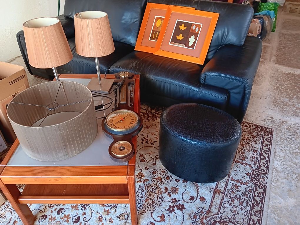 Sofá, colchão, mesa centro, candeeiros