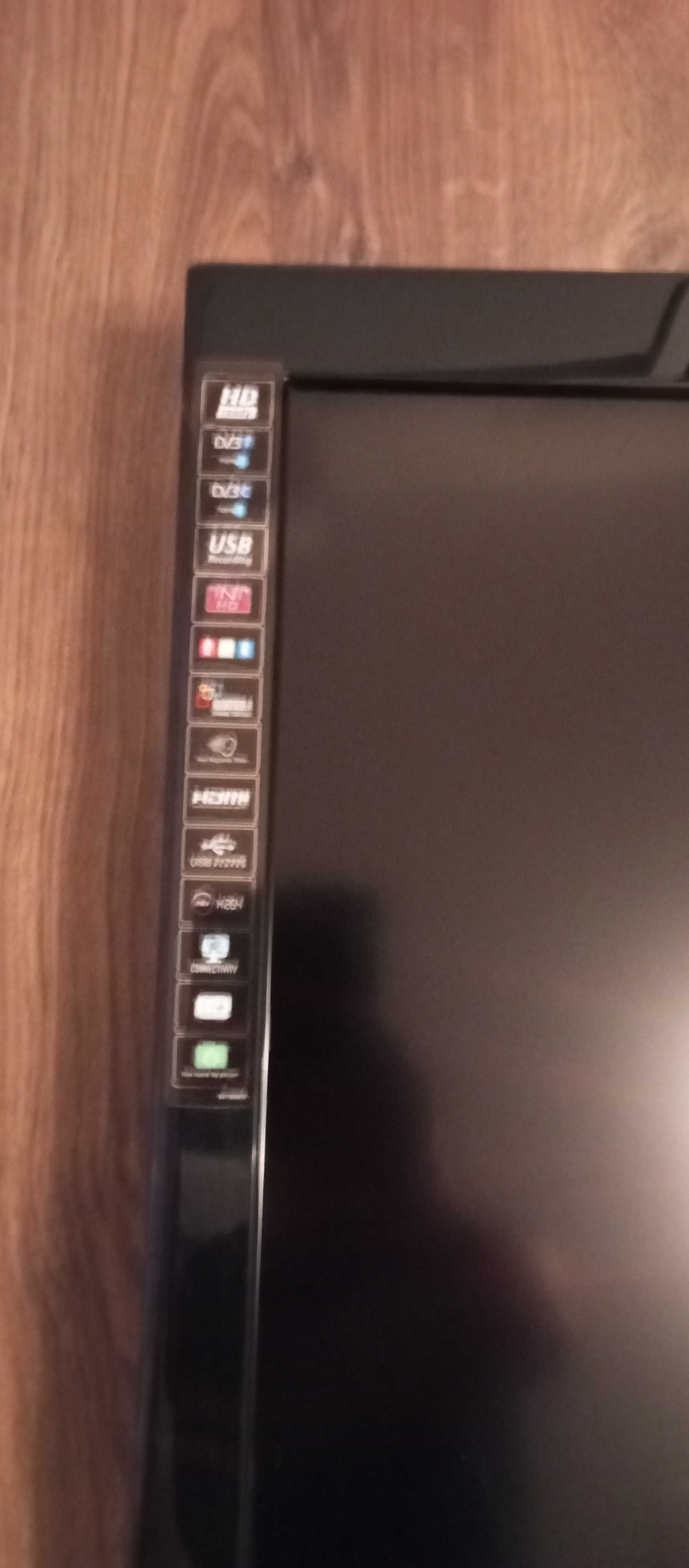 Telewizor Akai z uchwytem i dekoderem DVBT