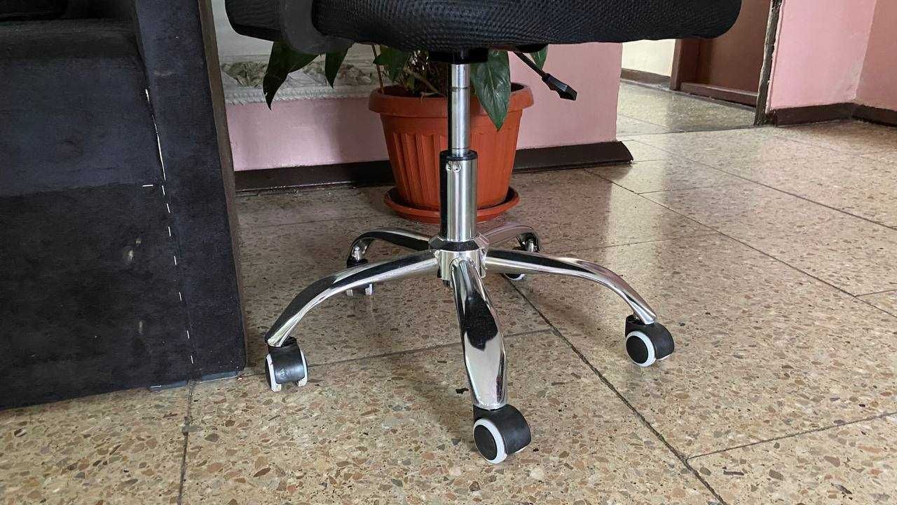 Ортопедичні офісні крісла менеджерські крісла