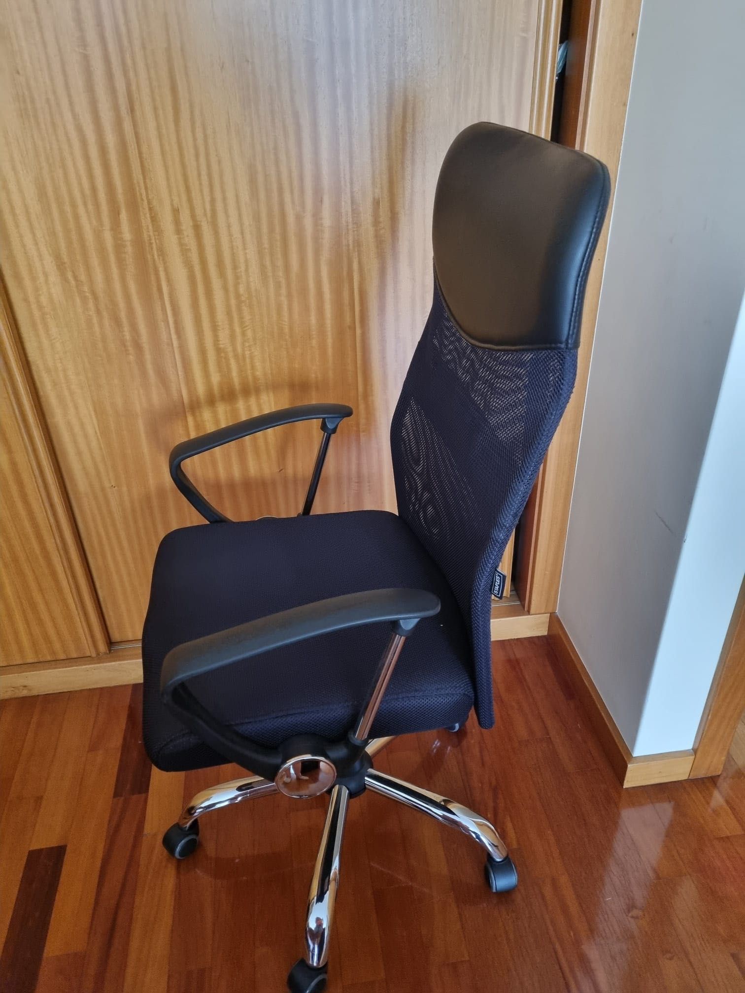 Cadeiras de escritório em bom estado (2 unidades)