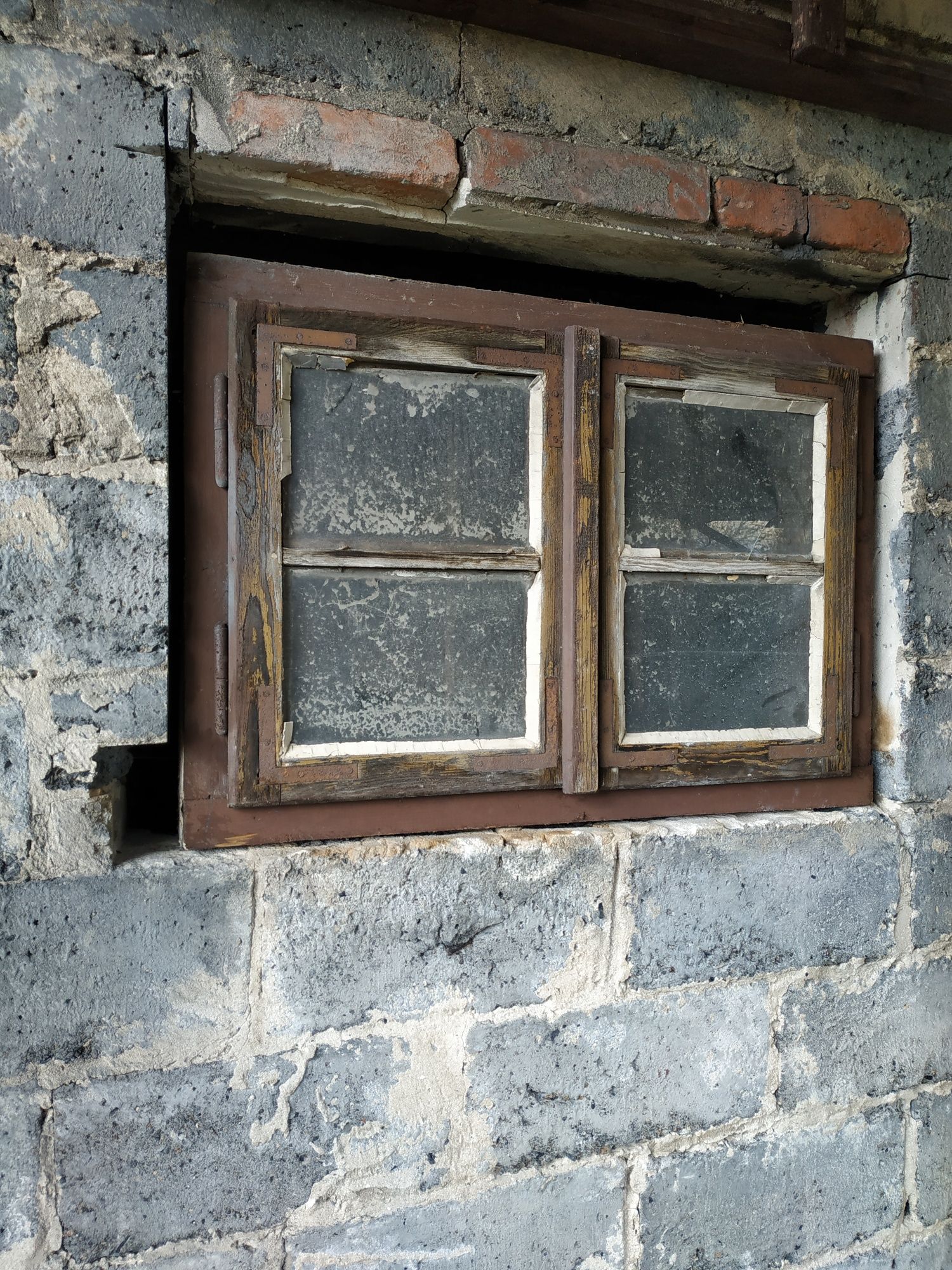 Drzwi zewnętrzne i okna stare z futrynami