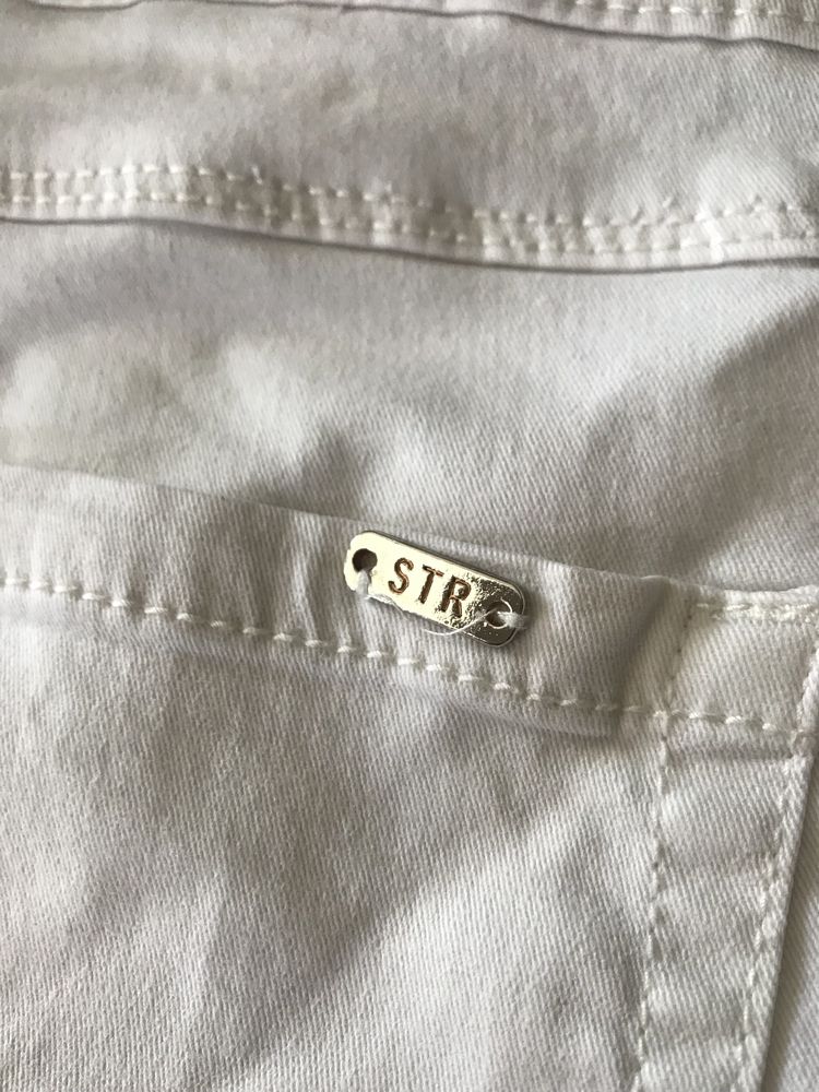 Białe, jeansowe spodenki | Stradivarius