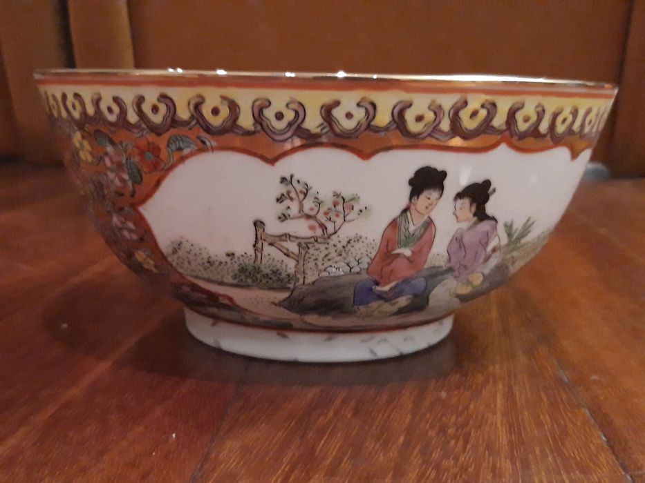 Taça de porcelana chinesa de Cantão com motivos orientais coloridos