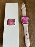 Apple Watch series 9 GPS 45mm Pink Alu + Light Pink Sprt Band S/M