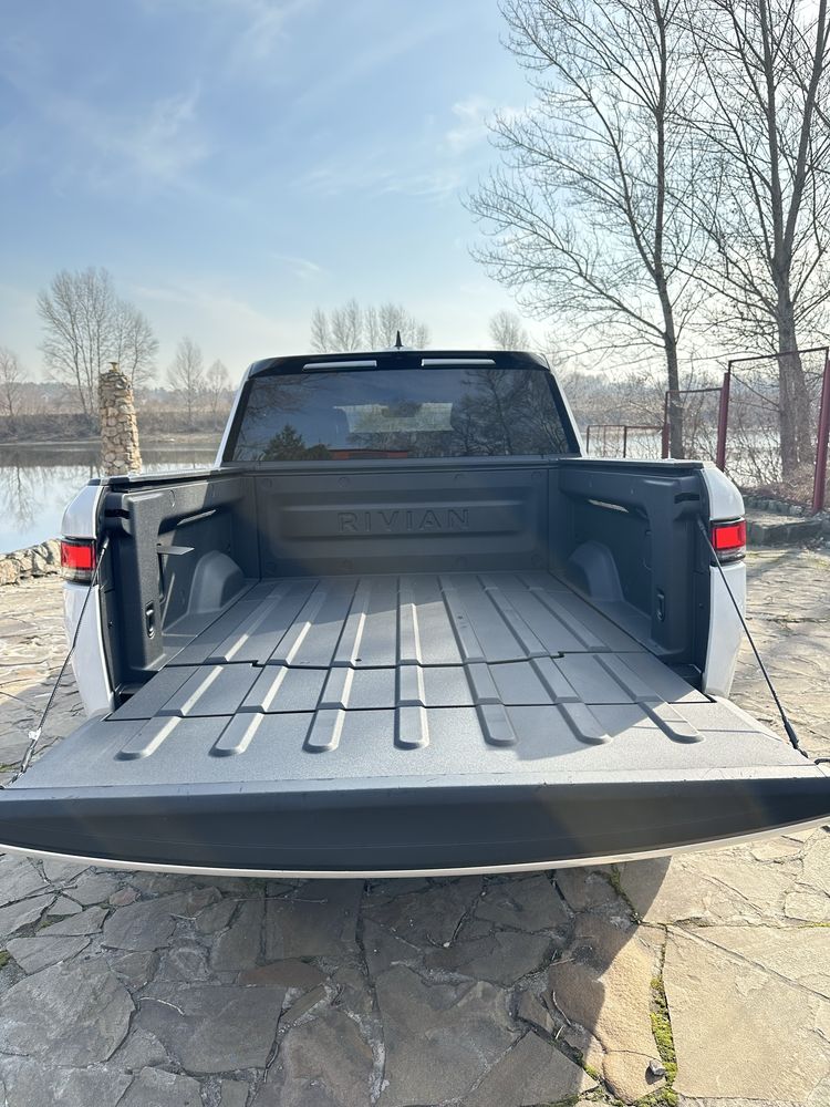 RIVIAN R1T Adventure