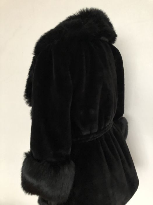 Чорна жіноча шуба