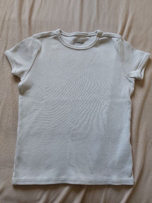 Biały, prążkowany, dziecięcy t-shirt z krótkim rękawem