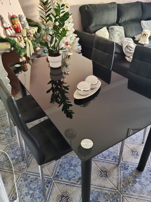 Mesa de jantar e 4 cadeiras