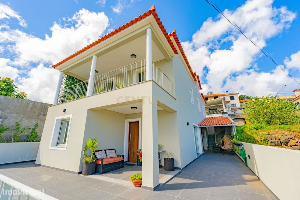 Espaçosa Moradia T3 + 1 com Vista Mar Deslumbrante- Santa Cruz