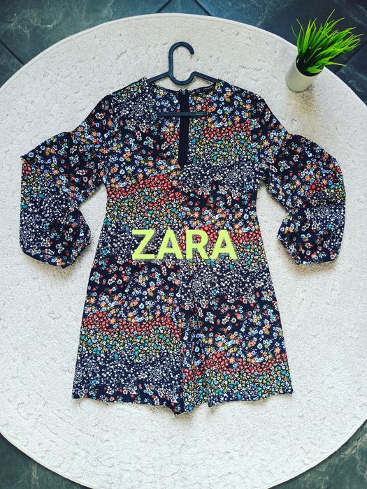 Kwiatowy kombinezon Zara Basic – wygoda i styl w jednym