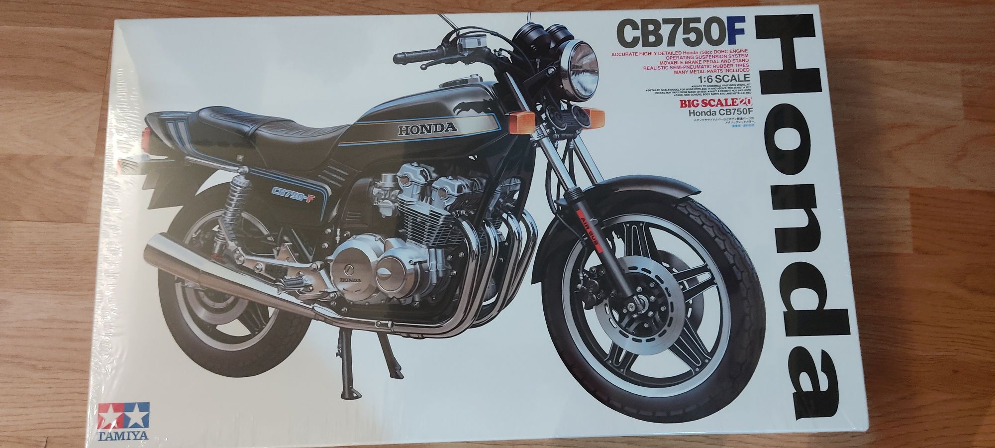 Tamiya Honda CB750F escala 1/6