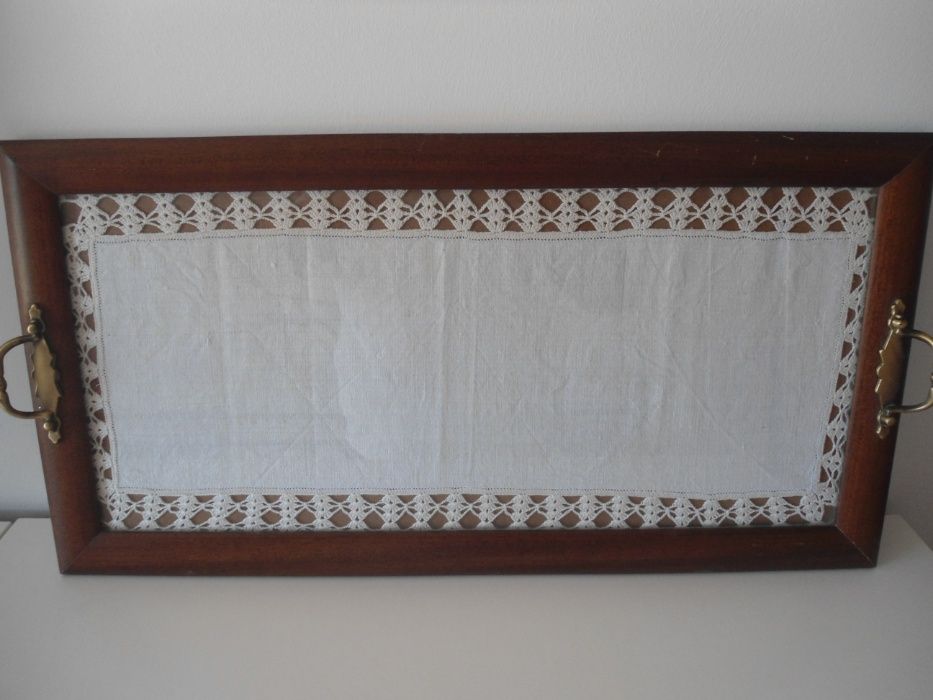 Tabuleiro em madeira e vidro com 67x35