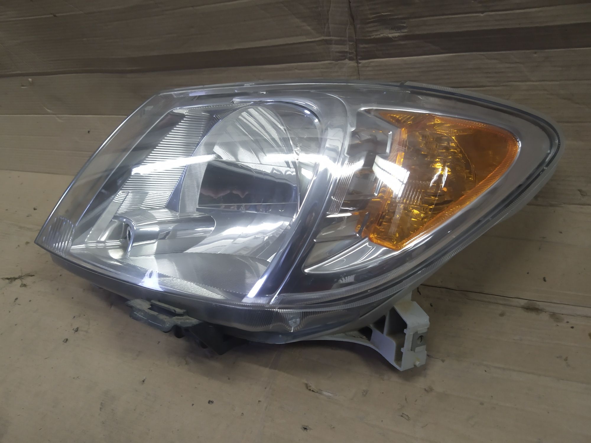 Toyota Hilux 05- lampa lewy przód lewa przednia EU