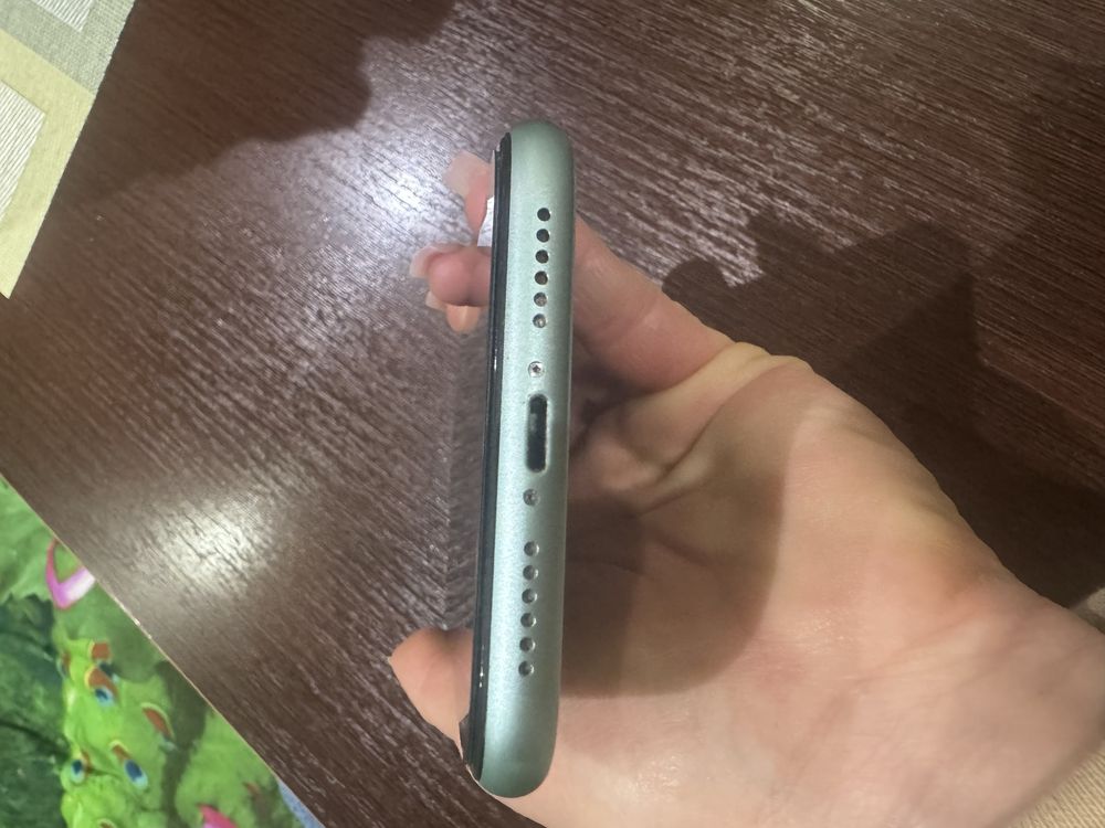 Продам iPhone 11 64 g