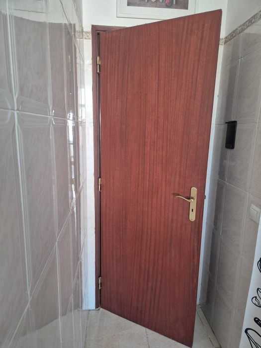 Porta de madeira para interiores 2,07 m x 59,50 cm em excelente estado