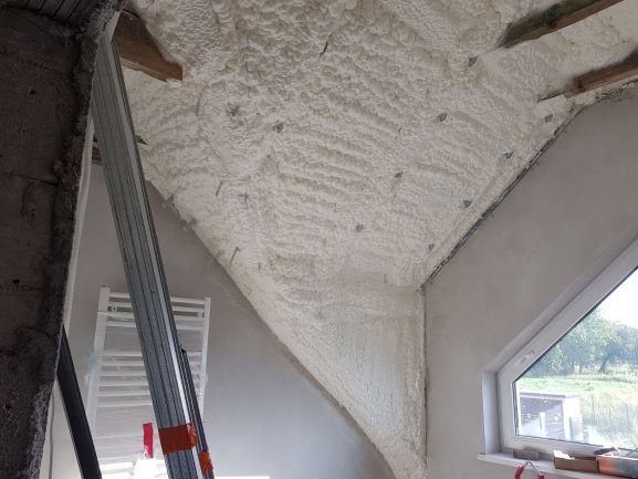 Ocieplenie poddasza, izolacja pianką, docieplenie piana, natrysk PUR