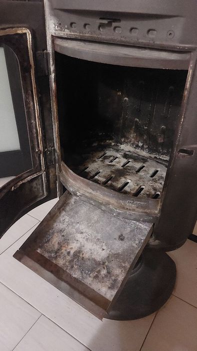 Piec żeliwny piec kominkowy koza invicta kominek z szybą na nodze