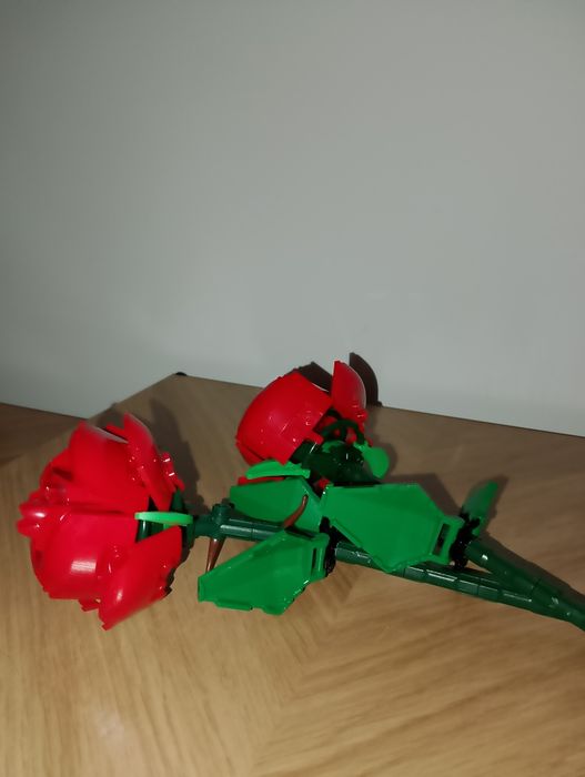 Róże z klocków LEGO