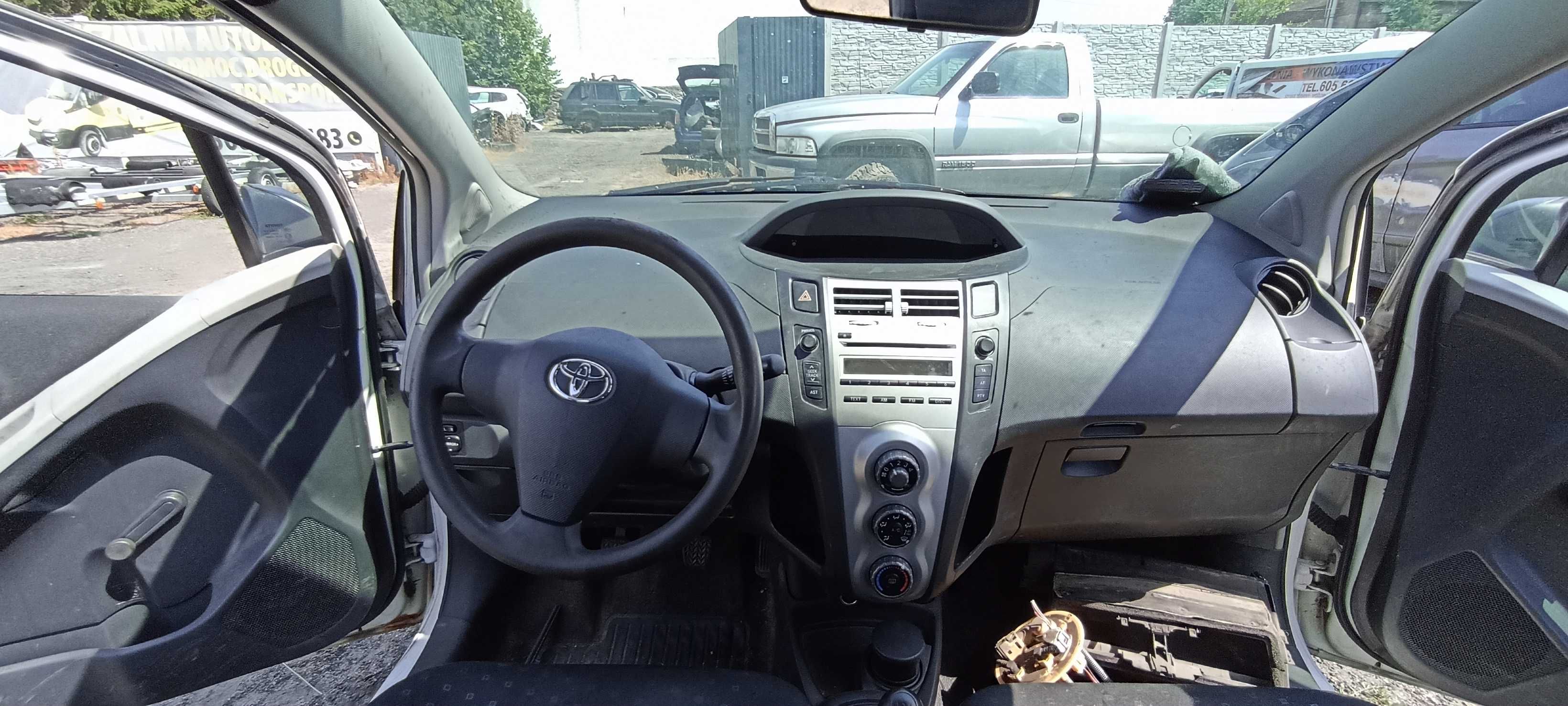 toyota yaris 1.4 1ndyv  d4d lak 068 d4d 90km samochód na części