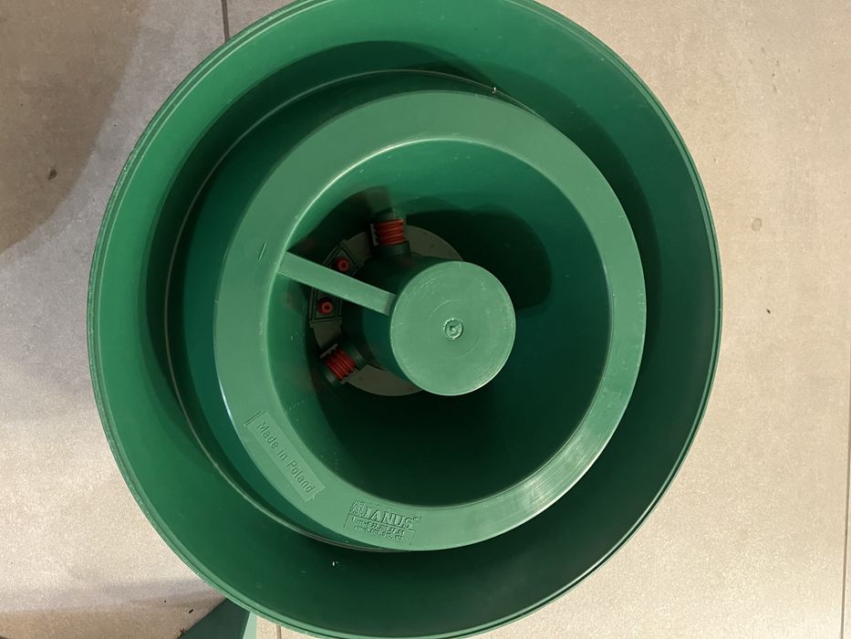 Stojak pod choinkę . W dobrym stanie nie jest potrzebny .