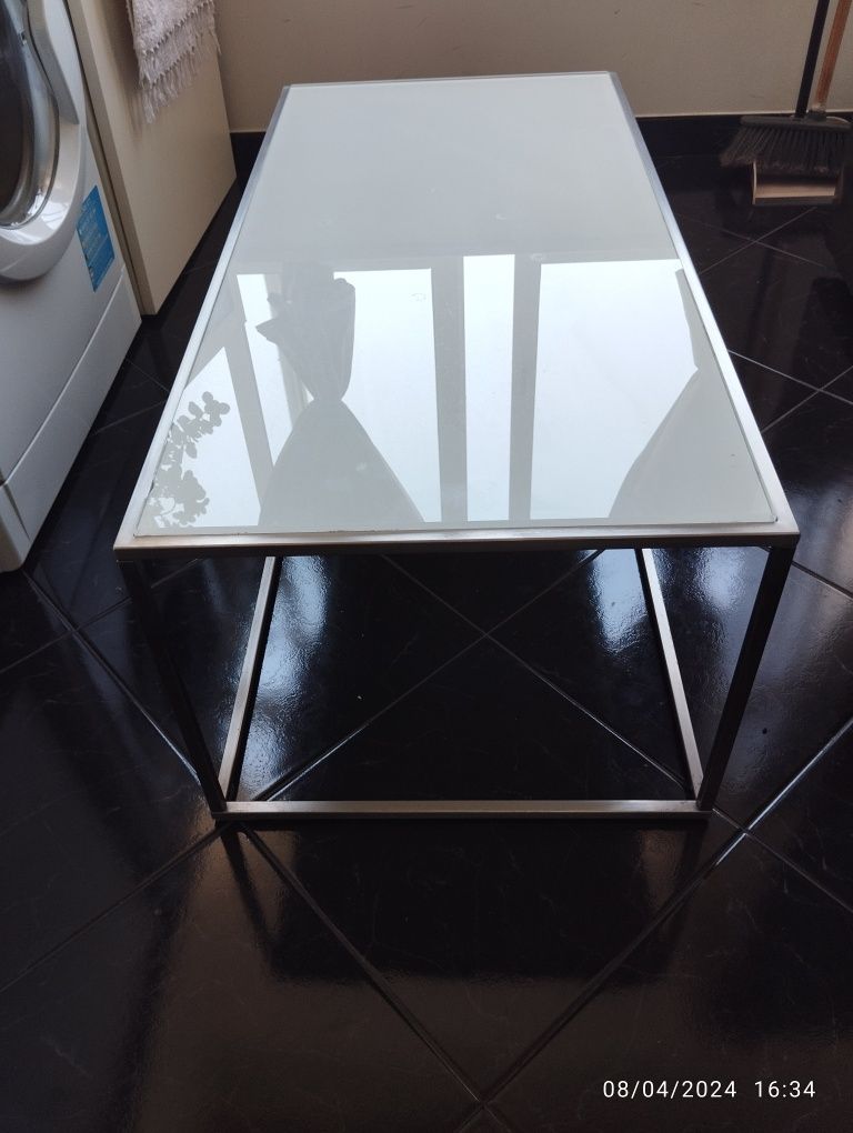 Mesa com tampo de vidro branco