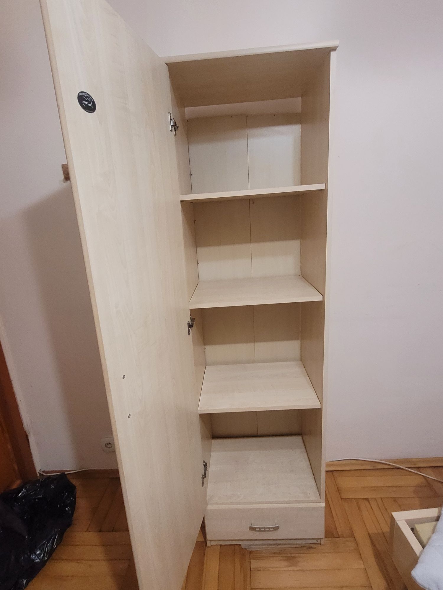 Szafa z półkami i szufladą