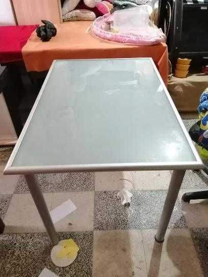 Mesa de cozinha em aluminio e vidro fosco