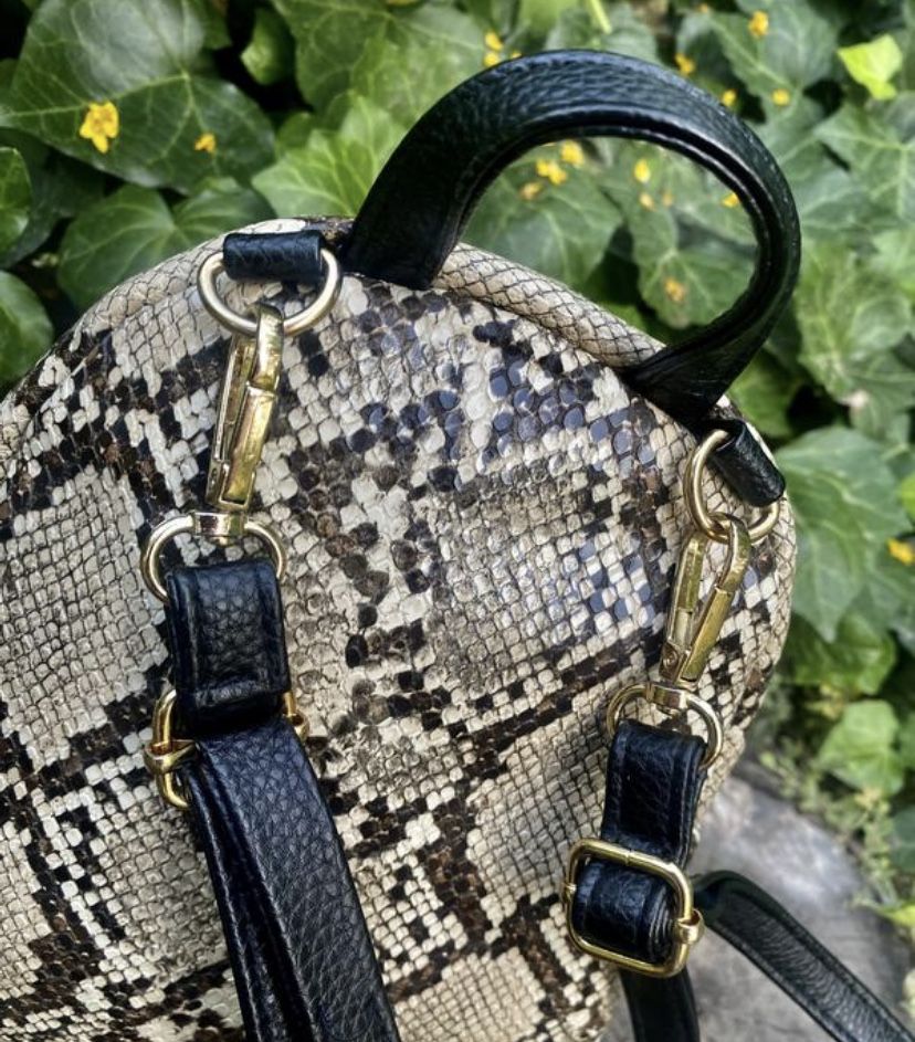 Стильний рюкзак у зміїний принт