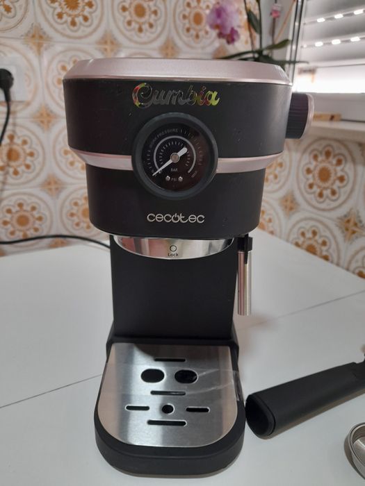 Maquina Café Cecotec Cumbia 20 Bar
- Inclui suporte de filtro e colher