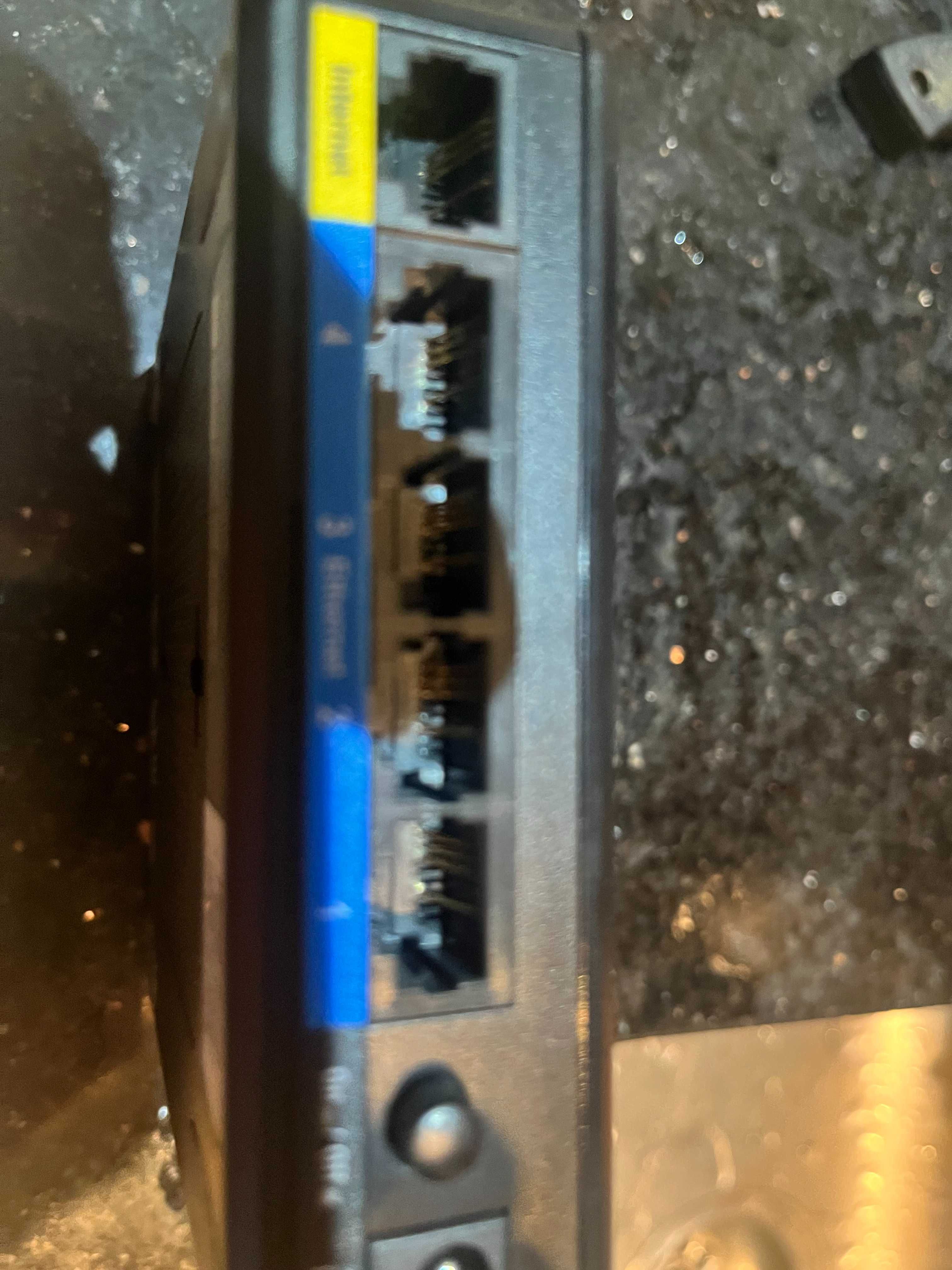 2 Routery bezprzewodowe Cisco Linksys WRT54GH, 4 porty LAN, 1 port WAN