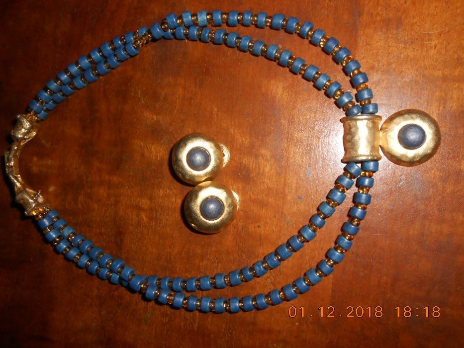 Conjunto de colar com pendente e brincos