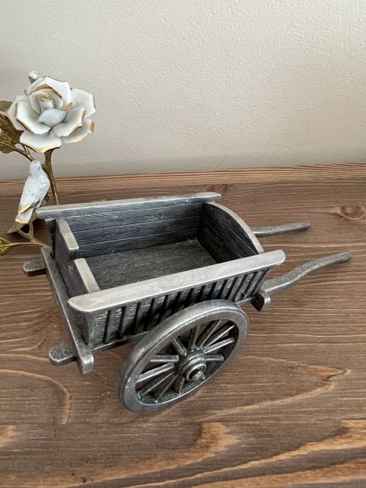 Dekoracyjna metalowa mini taczka – rustykalny styl vintage