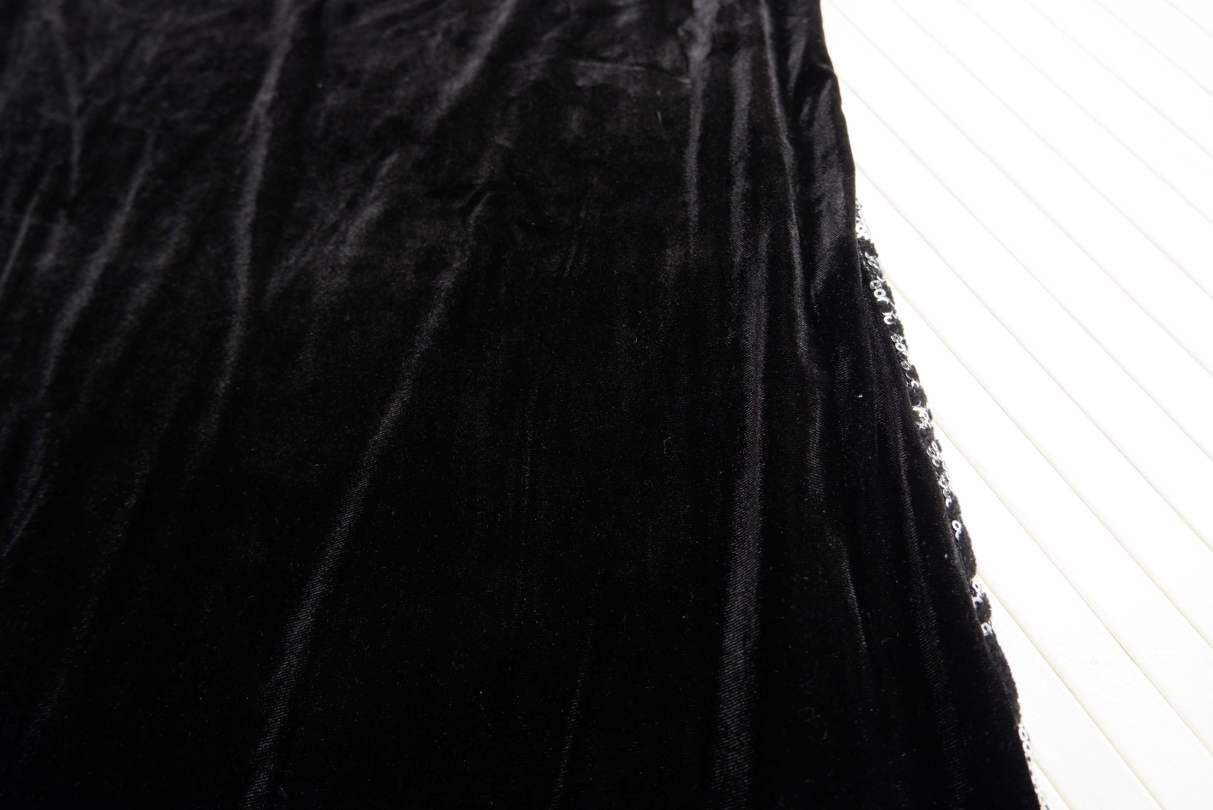 бархатное платье в пайетках украшено рисунком узором вечернее мини