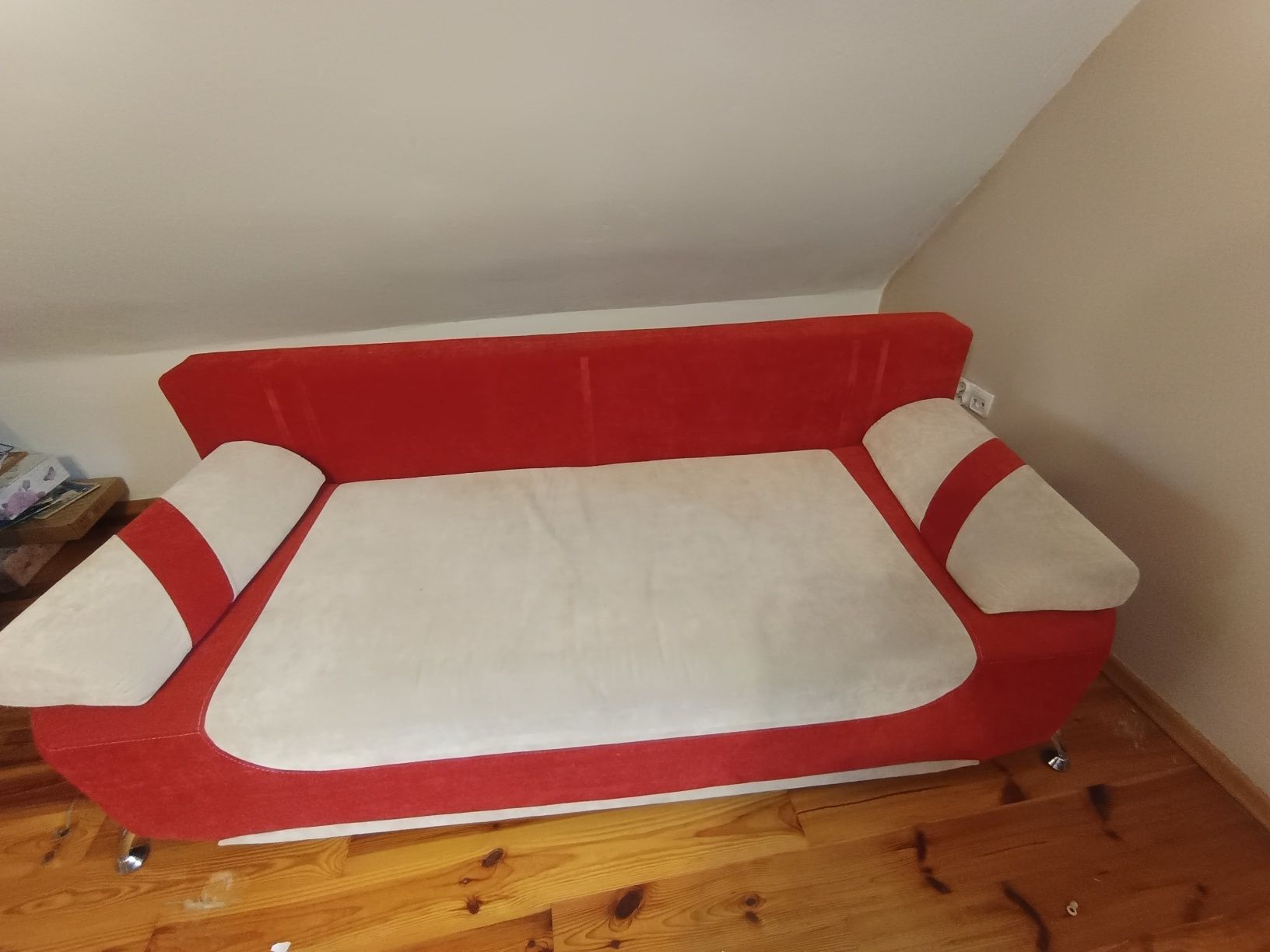 Rozkładana sofa do spania z pojemnikiem na pościel i poduszkami