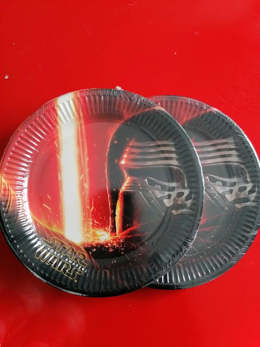 Artigos de festa- pratos e copos de papel/ plástico, ainda embalados.