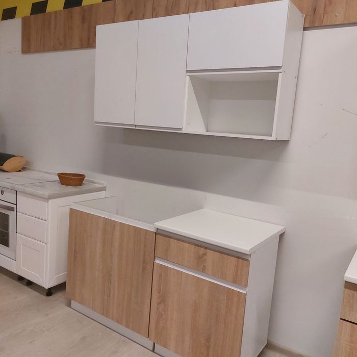 Продам кухню "Берта" 1,2 Дуб сонома/белый , столешница,мойка и полки.
