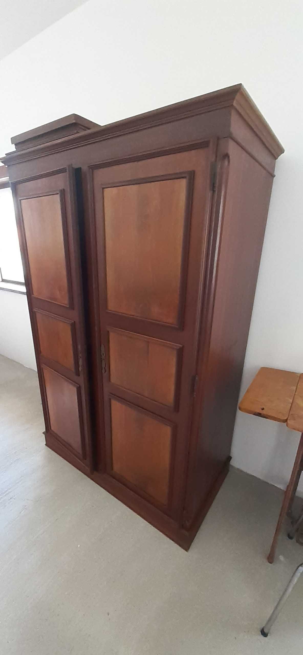 Roupeiro em madeira