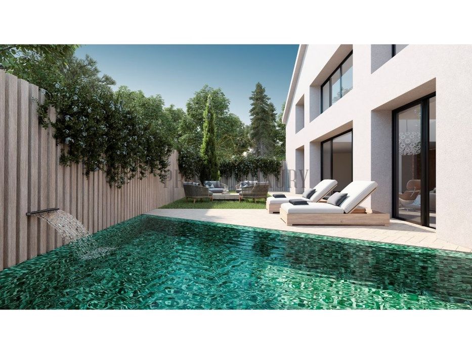 Elegante Moradia T5 na Lapa com Projeto Aprovado