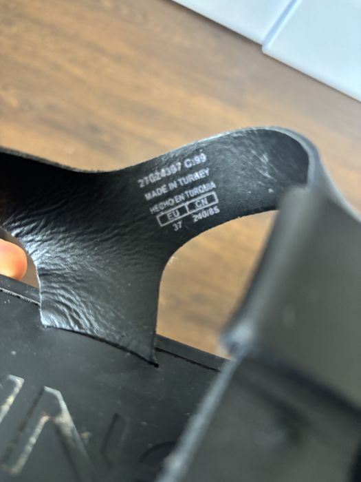 Стильні  шкіряні сандалі