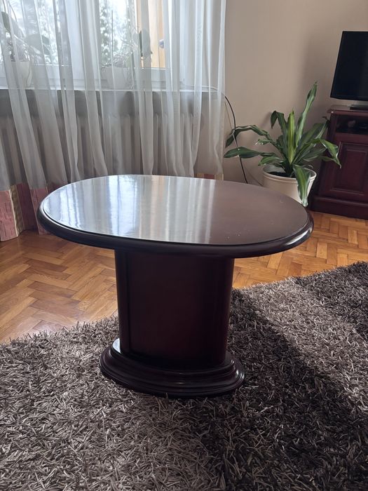 Zastaw drewnianych mebli