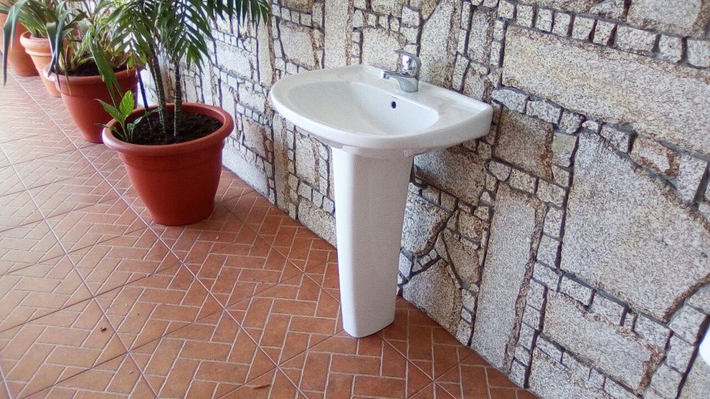 Lavatório com pé + Torneira Misturadora