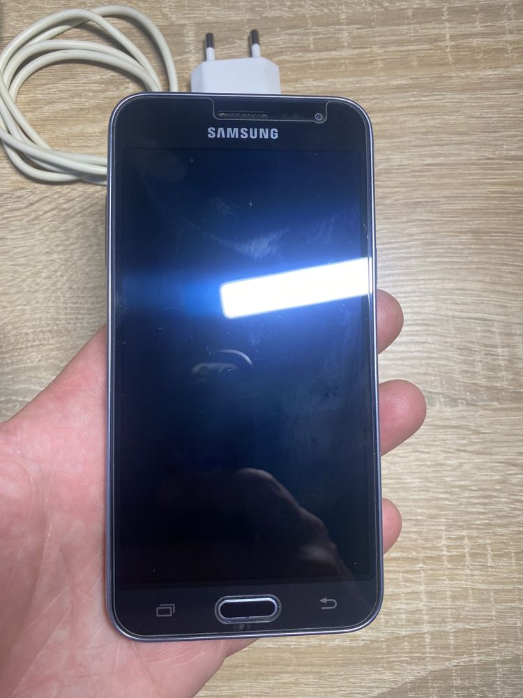 Смартфон Samsung Galaxy J3