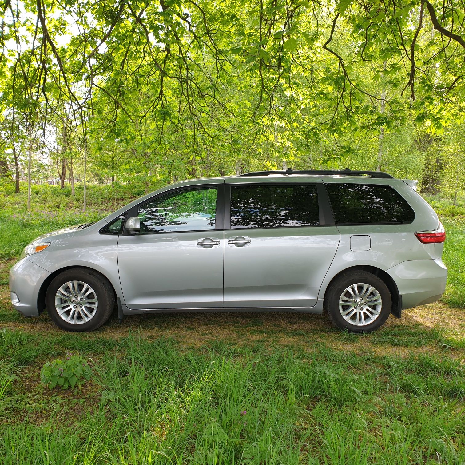 Toyota Sienna XLE 3.5 2WD