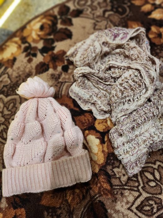 Czapka cyrkonie różowa  i szal